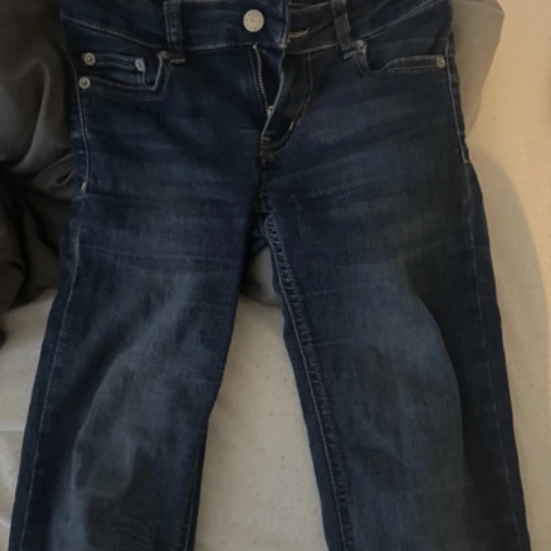 Blå jeans med slitningar - 4