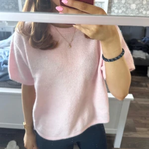rosa stickad topp - super söt topp ifrån gina, helt ny med prislapp!💕storlek 170, passar mig som vanligtvis har Xs/S
