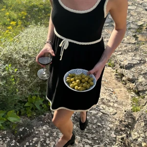 Kort klänning  - Såå himla drömmig klänning från djerfavenue!! Säljer tyvärr då den är lite stor för mig. Den är som ny då jag endast använt den två gånger. Den är i storlek XS Tall. Jag är ca 170cm. Skriv om du har några frågor 💕💕