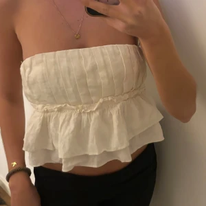 Blus topp - Jättesöt topp från zara som är bandau med band och öppen rygg. Aldrig använd med lappar kvar. Storlek XS men flexibel i ryggen så passar nog fler (jag har 36 annars). 