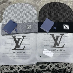 LV - Jag säljer mina båda mössor för 489kr tillsammans. Är du intresserad skriv dm! (Priset kan diskuteras)