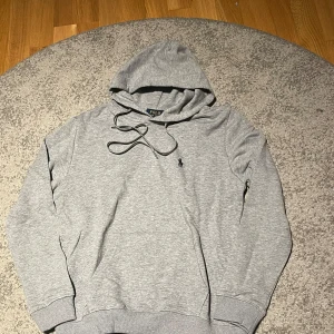 Grå hoodie,Ralph Lauren - Grå Ralph lauren hoodie oandvänd 