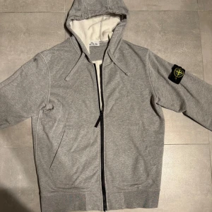 Stone Island tröja  - Tjena säljer nu denna stone Island tröjan i storlek L! Tröjan är i väldigt fint skick 9/10! Ny pris på tröjan är 2600kr mitt pris 679kr! Pris kan såklart diskuteras!