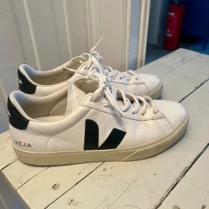 Veja sneakers - Veja skor i storlek 43,5 som passar perfekt till våren och sommaren. Skorna är använda ett fåtal gånger utan slitage. Några små fläckar finns men ger man skorna lite kärlek försvinner de säkert(se bild 5). 