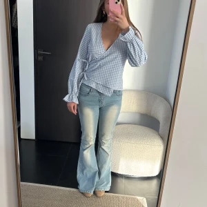 Blå och vit rutig omlottblus - Super söt omolottblus med knytning! Aldrig använd och såå fin❤️