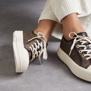  Michael Kors skor - Snygga bruna sneakers med mönster och vita detaljer från Michael Kors. Skorna har snörning och en bekväm vit sula. Perfekta för en stilren look.