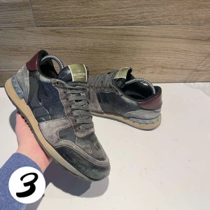 Valentino rockrunners - Tjena! Säljer dessa tvär feta valentino rockrunners i ett helt okej skick!💯Nypris: 7000❌Vårt pris: 1399✅Hör av er vid frågor eller intresse! /3Wardrobe📍📌