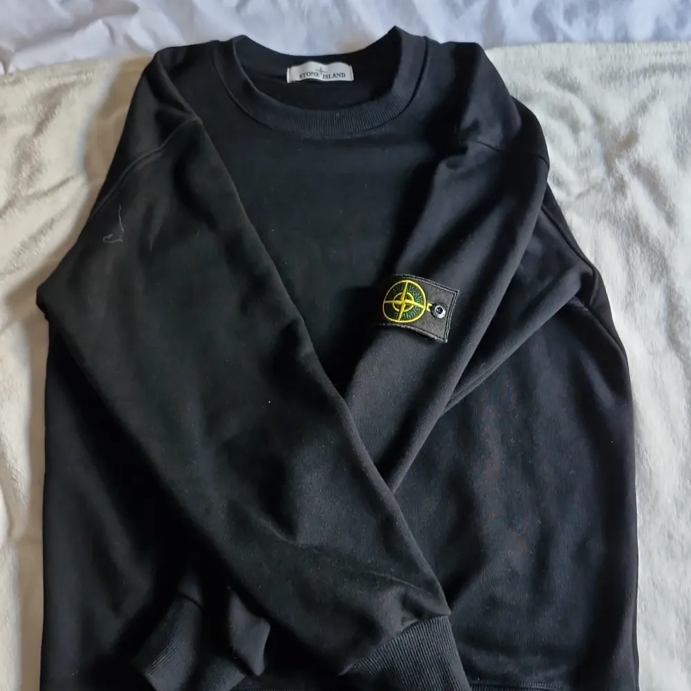 Säljer denna stoneisland sweater. Knappt använd. Bra skick. Allt på bilderna ingår. Kontakta vid intresse. Neuletakit & Villapaidat.