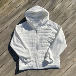 Cardigan Vit - Fin Cardigan som knappt är använd | Perfekt för Våren och kyligare sommarkvällar | Storlek M | Hör av dig vid minsta fråga😁Köp vänligen med PostNord😊