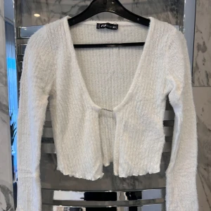 Vit kofta  - Vit fluffig kofta från Newyorker i storlek XS. Aldrig använd, Köparen står för frakten!💗