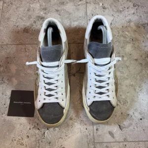 Philippe Model - Philippe Model || storlek 42 || okej skick (se bilder) || mitt pris 1199kr || tveka inte på att höra av dig vid frågor 