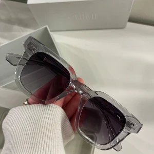CHIMI 04 solglasögon  - Helt nya Chimis 04 i grey som är köpta i Stockholm. I nyskick! Har tyvärr inget kvitto men har förpackning. Står 04.2L grey på förpackningen. Nypris: 1400kr💕