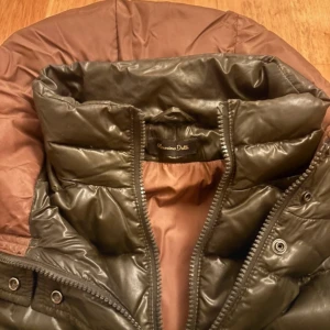 Massimo Dutti jacka - Säljer en snygg olivgrön dunjacka från Massimo Dutti. Jackan har en hög krage och stängs med dragkedja och knappar. Bara att skriva vid frågor💗💗 