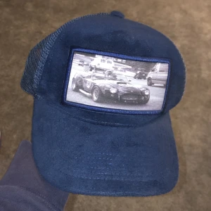 Blå keps med bilmotiv - Säljer nu en emilio pendenza keps. Priset kan ju såklart diskuteras😃😃