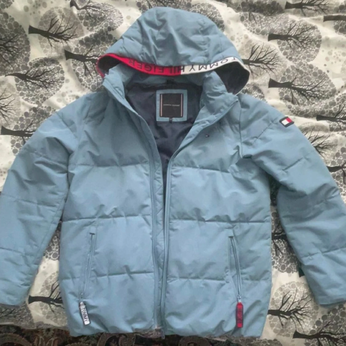 Ljusblå dunjacka från Tommy Hilfiger