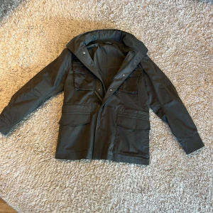 Mörkgrön fieldjacka från Tiger of Sweden - Säljer en sjukt snygg Fieldjacka från Tiger of Sweden i nyskick. Jackan sitter som en S/M men är i storlek Small. Perfekt jacka nu under våren. Hör av er vid frågor!👍