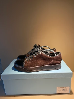 Lanvin captoe - Lanvin cap Toe   Size: uk5 passar 41  Pris: 1799kr  Skick: 8,5/10 endast liten scratch på toeboxen    Box och dustbags tillkommer!