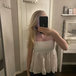 Vit ärmlös blus - INTRESSEKOLL på min söta vita blus med broderade detaljer. 💞💞