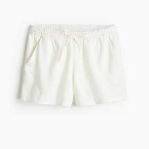 Linneshorts  - Snygga vita linneshort från H&M, de är lowwaist i storlek S 