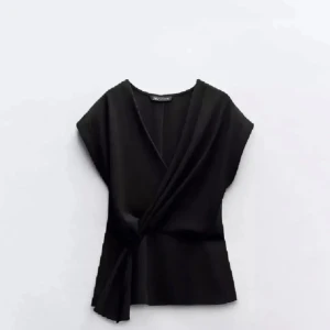 Zara omlott topp - Zara omlott tröja som är använd vid ett tillfälle🌸💖 