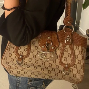 Guess väska y2kr - finaste Guessväskan y2k stil, helt slutsåld och knappt använd då den inte är min stil, i jättefint skick och passar perfekt till skolan❤️PRIS GÅR ATT DISKUTERA