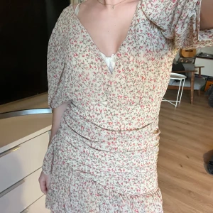 Blommig klänning  - Jättefin blommig klänning från Missguided strl Xs💕