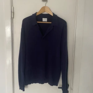 Mörkblå tröja från A Day's March - Säljer en stilren mörkblå tröja från A Day's March i storlek medium. Tröjan har långa ärmar och en klassisk krage, perfekt för en avslappnad men ändå uppklädd look. Även ett skönt material. Skriv om ni har några övriga frågor🙌