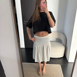 Vit kjol med resårmidja och super fint mönster - Super söt kjol med fina detaljer! Kan användas som lång kjol eller även klänning🥰Den har ett litet hål som inte syns dock 