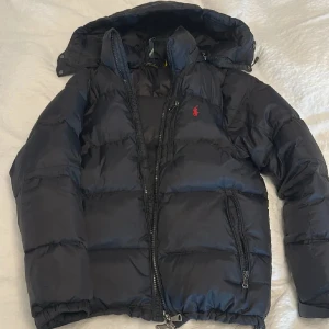 Polo Ralph Lauren dunjacka - Säljer en riktigt snygg ralph lauren dun jacka i perfekt skick. Storleken är M och passar dig som är runt 170-184! Ny pris strax över 5000, mitt pris 1499. Påse tillkommer annars är det bara att höra av dig vid intresse eller frågor!