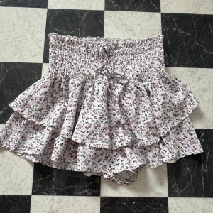 Blommig kjol - Blommig kjol med inbyggda shorts. 