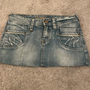 Blå jeanskjol med fickor - Säljer en super snygg blå lågmidjad jeans kjol. Väldigt bra skick då ja aldrig använt den men jag köpte den från plick. Säljer för att den tyvärr var för liten. Midjemåttet är 37 cm rakt över. 