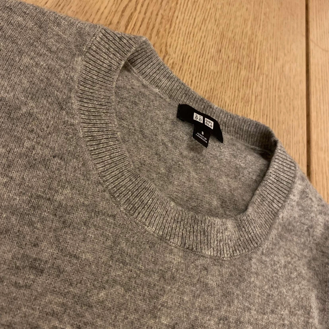 Grå kashmirtröja från Uniqlo - 1