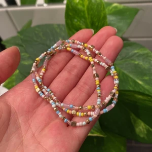 Färgglatt pärlarmband i pastell - Säljer tre fina armband med små pärlor från Ullared. Väldigt gulliga och i helt nytt skick💕