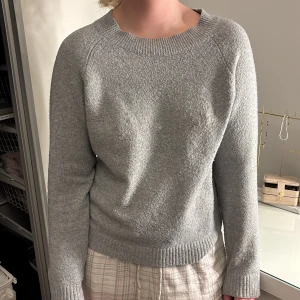 Grå stickad tröja  - grå stickad tröja från Vero Moda i storlek s. Tröjan är något nopprig men i överigt väldigt fin och bra skick