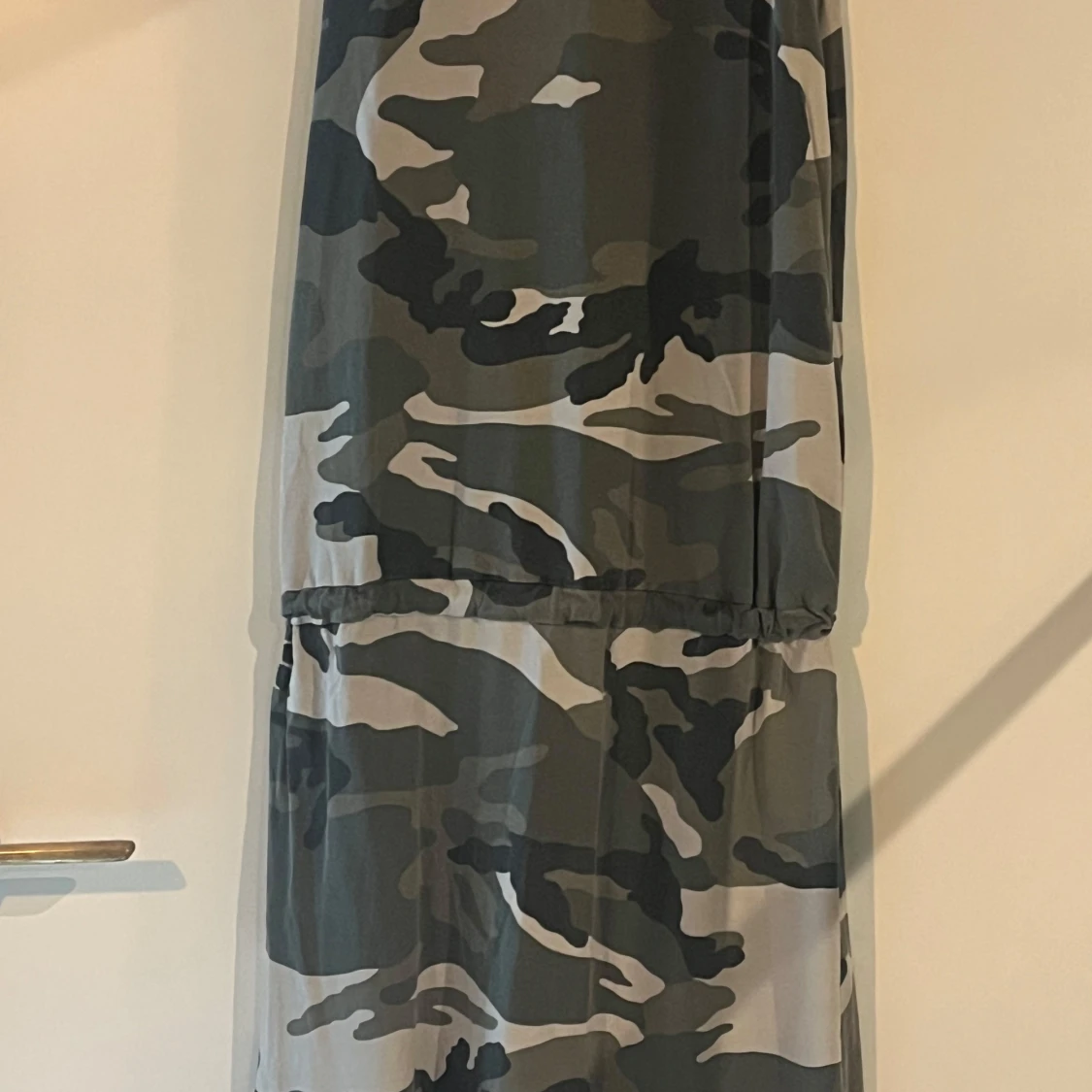 Långklänning med camouflage-mönster - 2