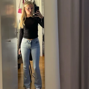 Low Flare jeans  - Ljusblå Low Flare jeans från BikBok. Storlek Xs längd 31. Använda två gånger så väldigt bra skick. 