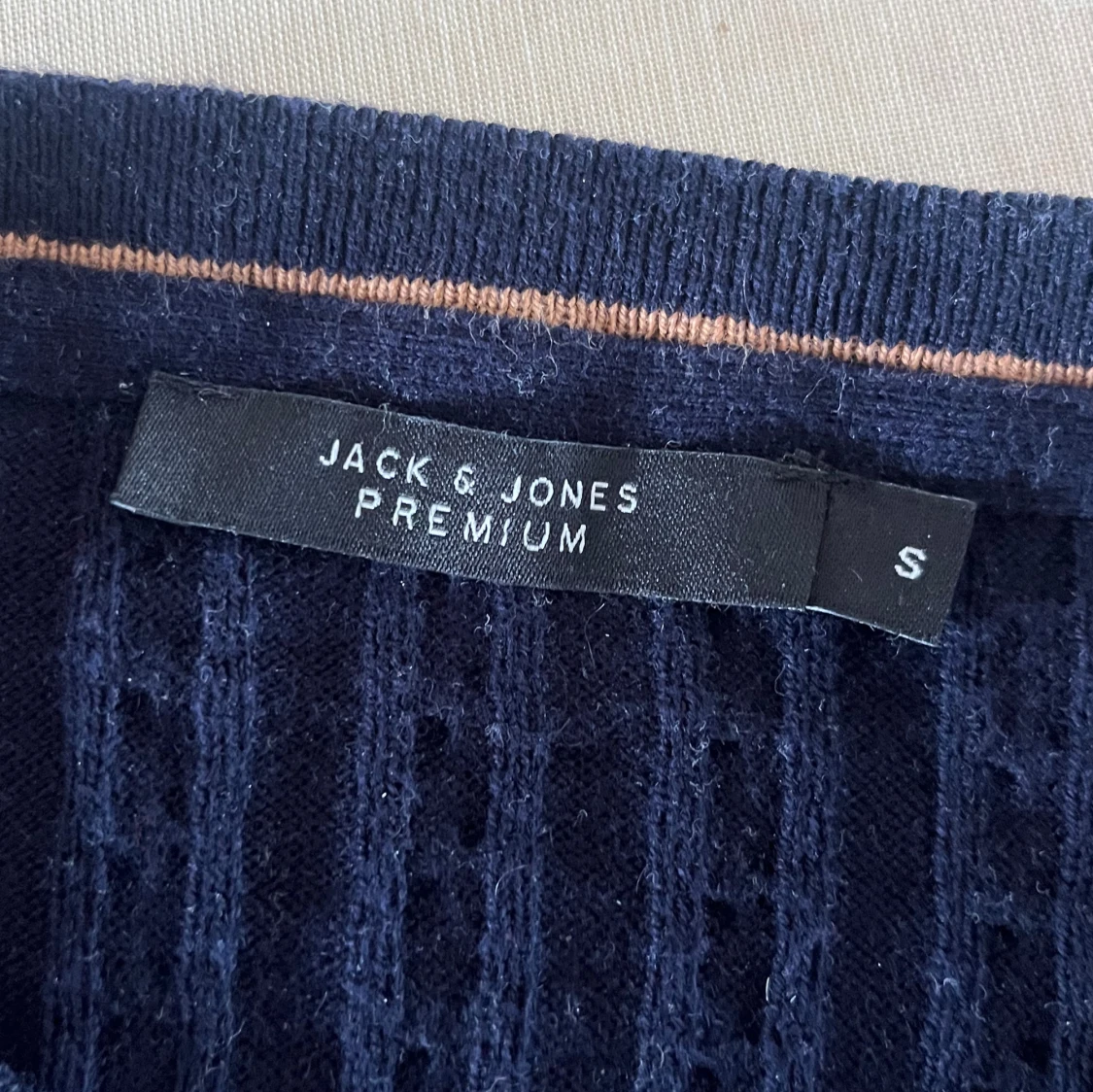 Kabelstickad mörkblå tröja  - 1