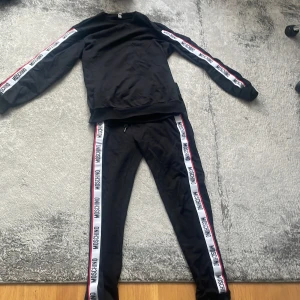 Moshino traksuit  - Moshino traksuit äkta ny pris 4000 kr passar xs och s 