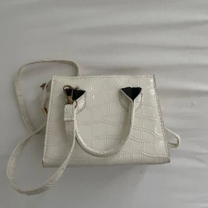 Vit axelväska  - Säljer en fin vit axelväska för bra pris! Knappt använd!