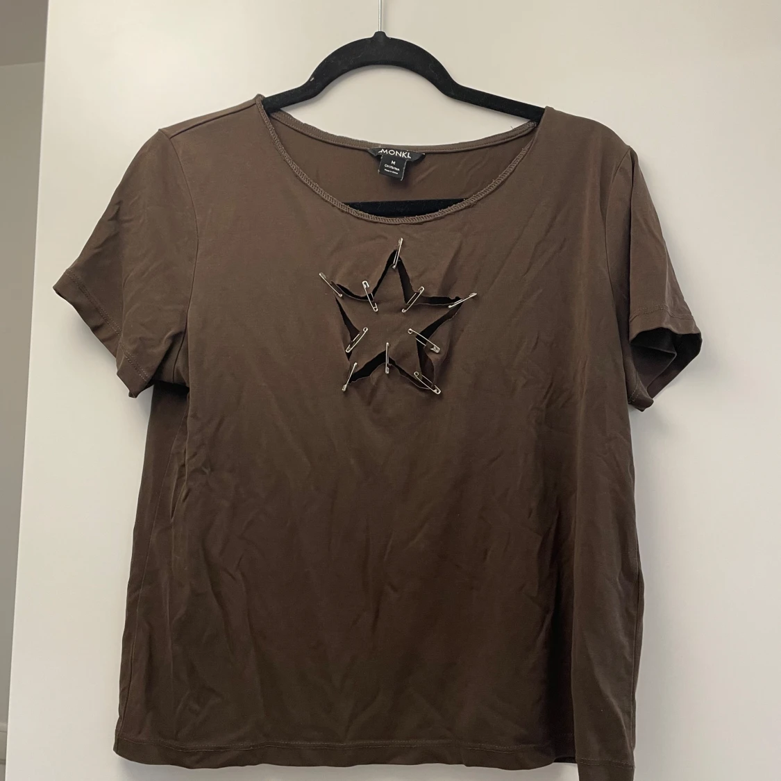 Brun t-shirt med stjärndetalj från Monki