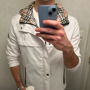 Burberry Jacka - Sällsynt windbreaker jacka från Burberry som inte går att få tag på Retail längre🧥                                       Priset kan diskuteras👉