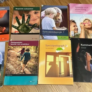 Paket med pedagogik- och kommunikationsböcker - Säljer ett paket med nio böcker inom pedagogik, specialpedagogik och kommunikation från Gleerups. Böckerna täcker ämnen som skapande verksamhet, lärande och utveckling, pedagogiska teorier, specialpedagogik 1 & 2 samt kommunikation. Perfekt för studier inom barn och fritid eller pedagogik. 250 för en bok eller 2000 för alla böcker. 