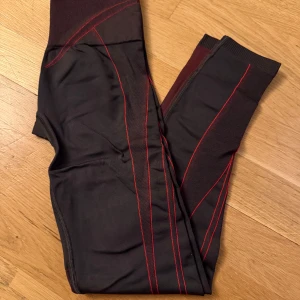 Gymshark tights oanvända - original pris 700kr - Helt nya, oöppnade gymshark tights med ett pris på 700 kr