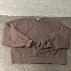 Brun sweatshirt🥰 - Sitter super fint på men säljer för den inte kommer till användning 💕