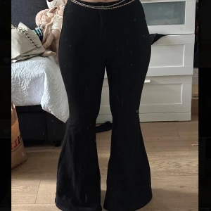 Svarta utsvängda byxor  - Säljer ett par svarta byxor med hög midja och utsvängda ben. Sitter jättefint på kroppen 
