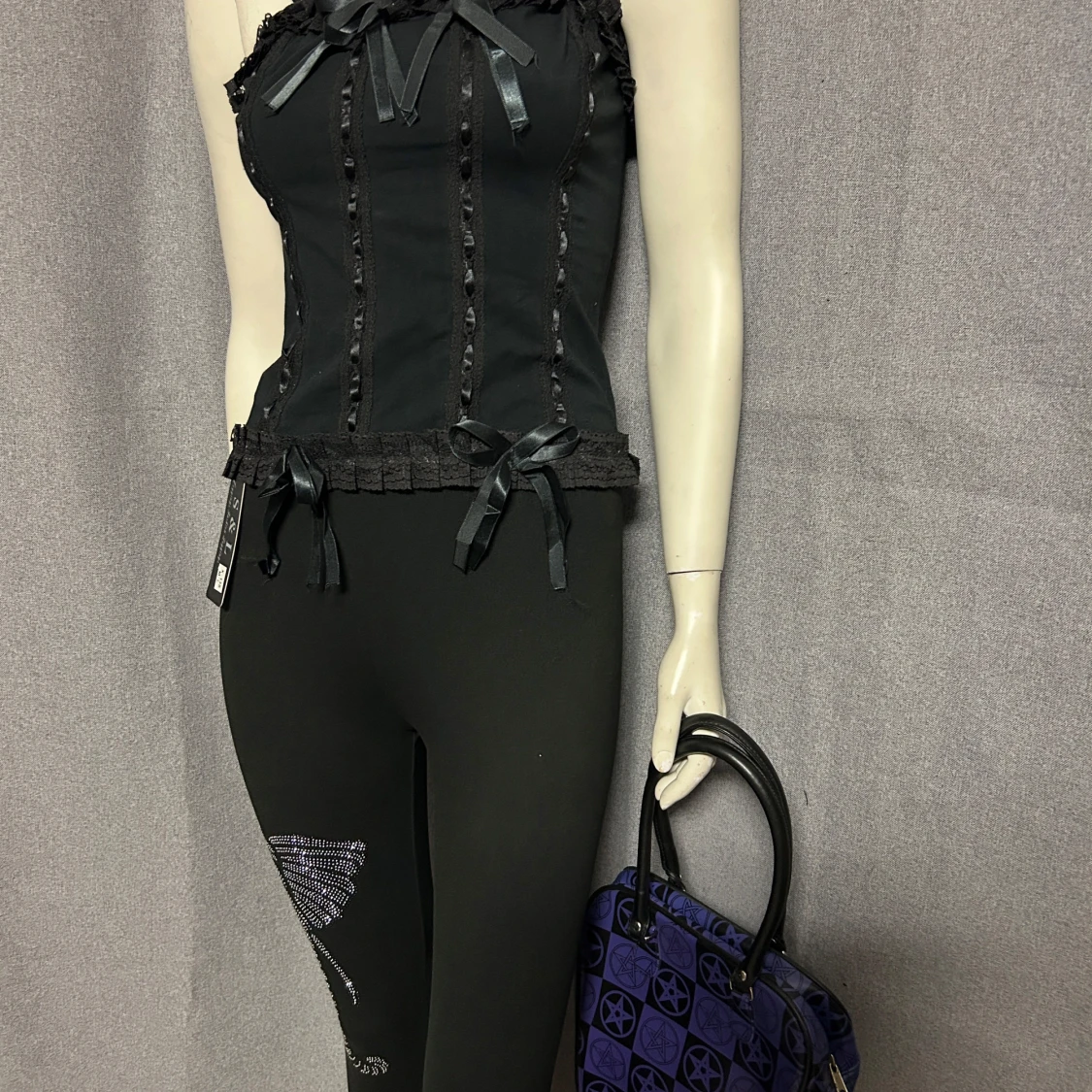 Lila och svart handväska med pentagram