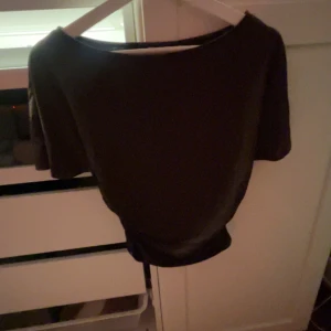 Brun offshoulder topp från Gina Tricot - Säljer en brun offshoulder topp från Gina Tricot. Toppen har korta ärmar och en tight passform med bred resår i midjan. Perfekt för dig som gillar en trendig och avslappnad stil.