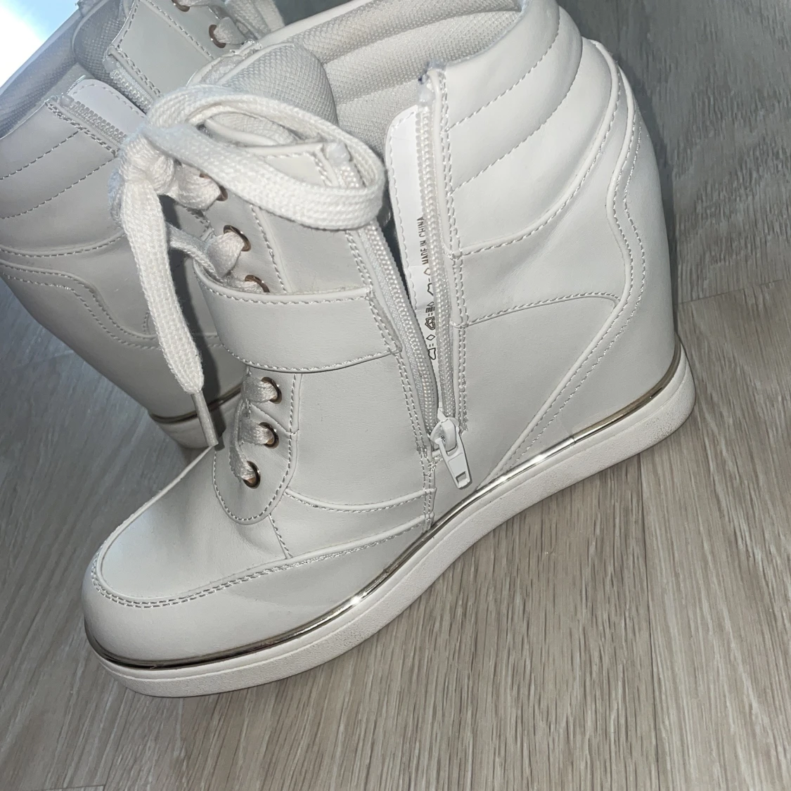 Vita sneakers med kilklack och gulddetaljer - 2