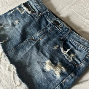  Abercrombie & Fitch lågmidjad jeanskjol🌟 - Världens snyggaste jeanskjol ällllllskar den 🌟👐🏼 osäker på om jag vill sälja den så lägg gröna pris förslag🥹