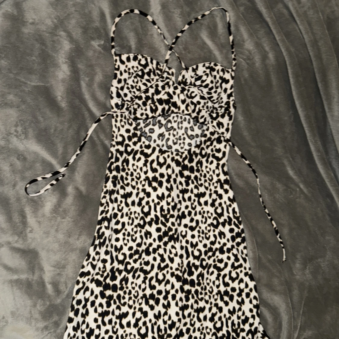 Leopardmönstrad klänning med smala axelband - 4